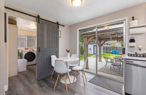 Edmonds Apartment | King Bed I Piano I Fenced Yard I Pets OK