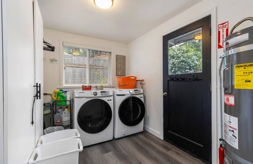 Edmonds Apartment | King Bed I Piano I Fenced Yard I Pets OK
