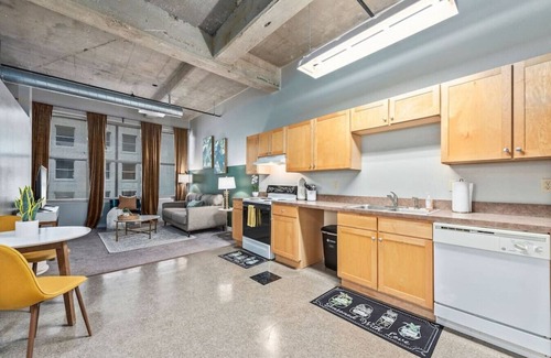 Downtown Kansas City Apartment | King Bed| Power & Light Area | Pool | Free Parking