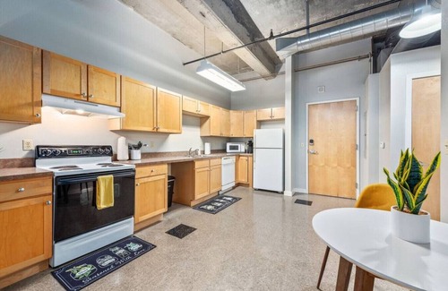 Downtown Kansas City Apartment | King Bed| Power & Light Area | Pool | Free Parking