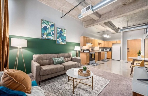 Downtown Kansas City Apartment | King Bed| Power & Light Area | Pool | Free Parking