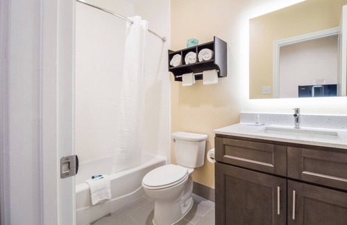 Houston House | King Bed Room, Scottish Inns, Free Parking, Sofa, Minutes from CityCentre Plaza