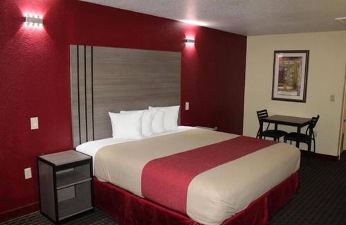 Fort Worth Hotel | King Bed, Scottish Inns, Comfy Workspace, Free Parking, close to Sundance Square