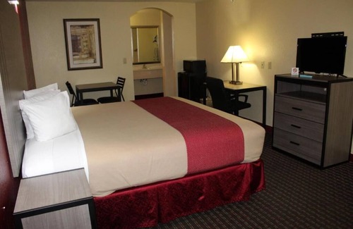 Fort Worth Hotel | King Bed, Scottish Inns, Comfy Workspace, Free Parking, close to Sundance Square