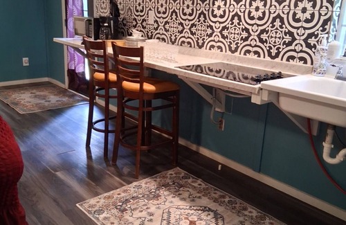 Kennard House | KING BED, SCREENED IN PORCH, KITCHEN, SHOWER, WIFI, ROKU, NEAR RATCLIFF LAKE