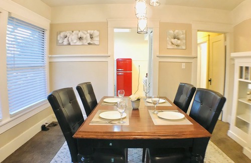 Oleander - Sunset Apartment | King Bed/Sleeps 4/Furnished Private APT/In-Unit Washer Dryer/Smart HDTV