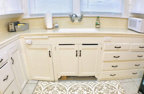 Oleander - Sunset Apartment | King Bed/Sleeps 4/Furnished Private APT/In-Unit Washer Dryer/Smart HDTV
