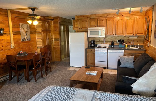 Granby Resort | King Bed Studio- Resort Pool! Hot Tubs! Sleep 4! RMNP! Winterpark! Granby Ranch!