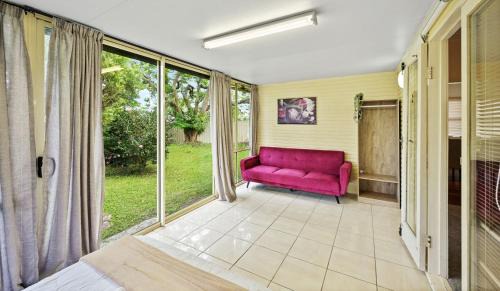 Beenleigh House | King Bed, Walk To Beenleigh Village & Marketplace Bedroom2