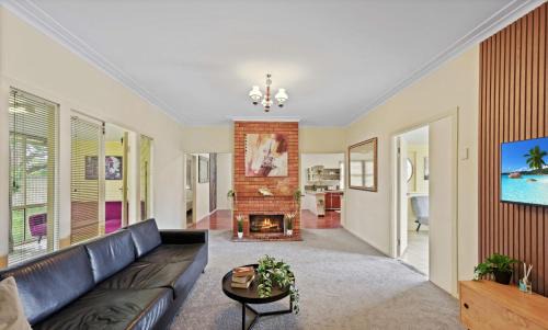 Beenleigh House | King Bed, Walk To Beenleigh Village & Marketplace Bedroom2