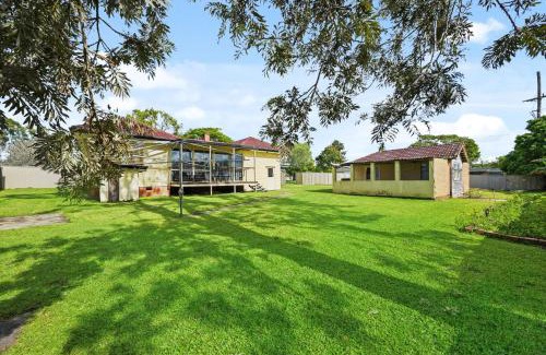 Beenleigh House | King Bed, Walk To Beenleigh Village & Marketplace Bedroom2
