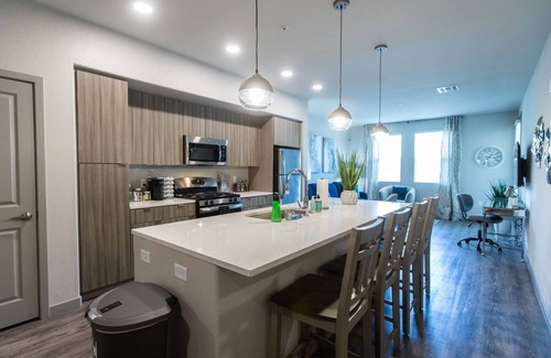 Camarillo Apartment | King Bed 👑 WiFi TVs 📺 W/D 🧺 Full Kitchen