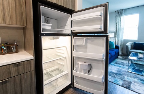 Camarillo Apartment | King Bed 👑 WiFi TVs 📺 W/D 🧺 Full Kitchen