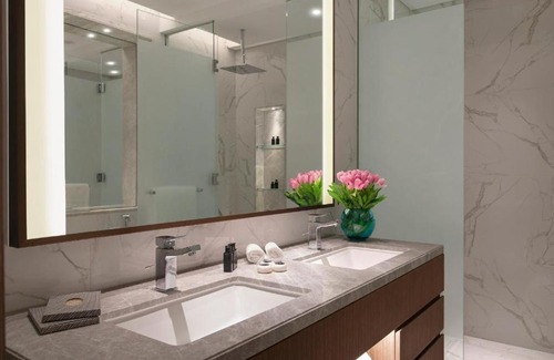 Jadaf Apartment | King Bedroom Near Spring Green Supermarket By Luxury Bookings