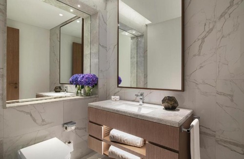 Jadaf Apartment | King Bedroom Near Spring Green Supermarket By Luxury Bookings