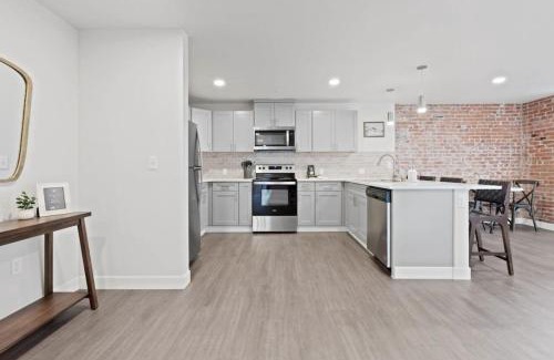 Riverside Apartment | King Beds J and K on Main Luxury Apartment 406