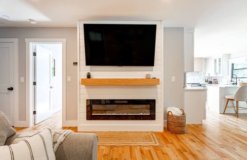 Saugerties Apartment | King Beds, Soaking Tub, WiFi, Firepit Fam Friendly