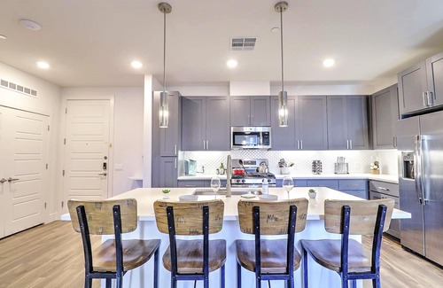 Thunderbird Industrial Airpark Condo | King Beds》Steps from Shop》Self Check In》 Parking