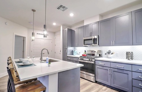 Thunderbird Industrial Airpark Condo | King Beds》Steps from Shop》Self Check In》 Parking