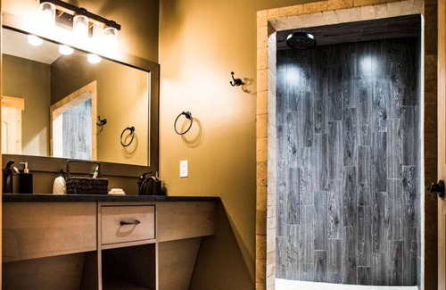 Maple Hill Hotel | King Cabin Room Lark Spur