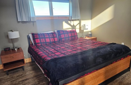 Maple Hill Hotel | King Cabin Room Lark Spur