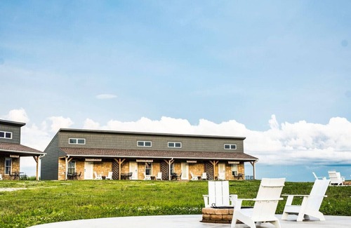 Maple Hill Hotel | King Cabin Room Lark Spur