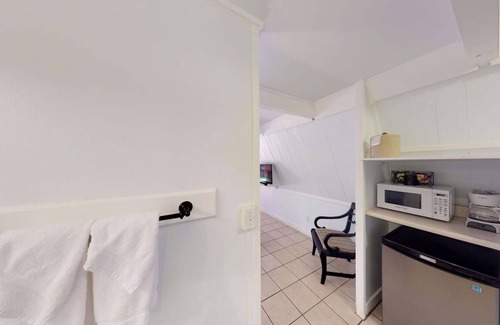Kaunakakai House | King Garden View: Your Peaceful Retreat Awaits at Hotel Molokai