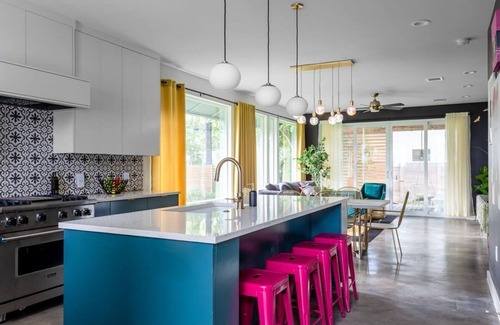 East Cesar Chavez House | King Kasa 6BR Retreat—6 walk min to Rainey St