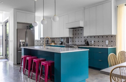 East Cesar Chavez House | King Kasa 6BR Retreat—6 walk min to Rainey St