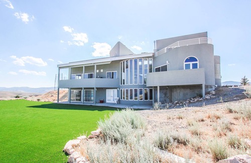 Garden House | King Of The Mountain, Panoramic View, allows UP TO 40 Guests Completely Seclude