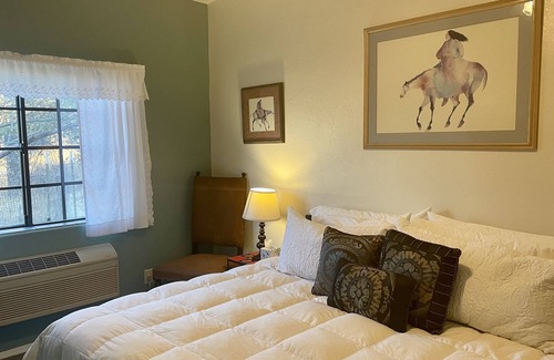 Pearce Bed & Breakfast | King room in a beautiful, and well established country inn on14 forested acres.