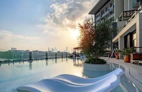 Jumeirah Apartment | King Room Near Walk From La Mer Beach