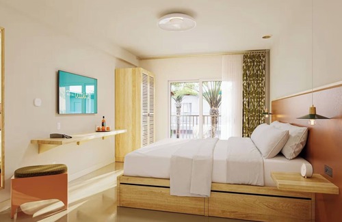 San Jacinto Hotel | King Room w/Balcony Overlooking Courtyard Pool + Rooftop Bar