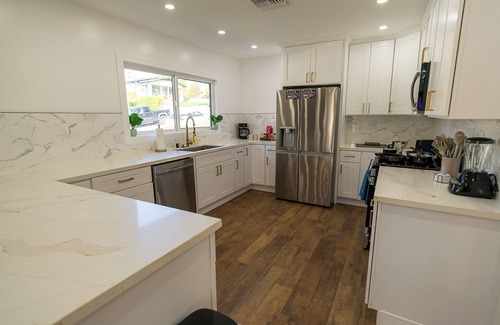 Whittier Apartment | King size bed close to Dineyland!