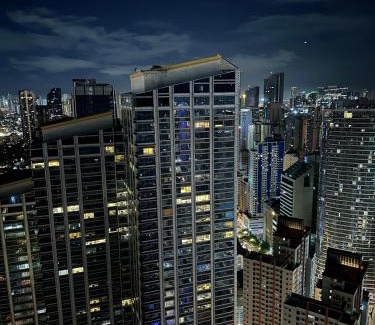 San Antonio Apartment | King-size Bed Makati Condo