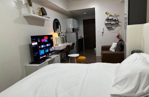 San Antonio Apartment | King-size Bed Makati Condo