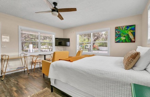 Safety Harbor Hotel | King Studio Bliss Harbor front Serenity