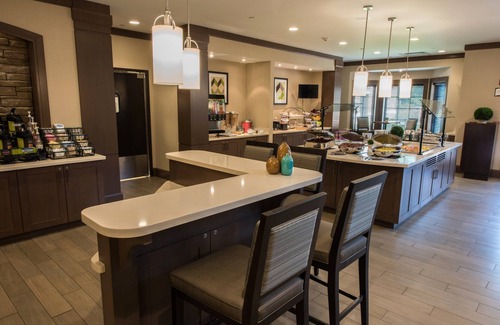 Newtonville Condo | King Studio near Airport | Pool Access
