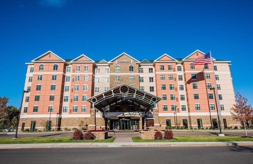 Newtonville Condo | King Studio near Airport | Pool Access