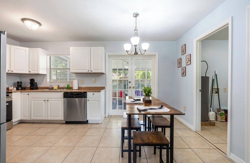 Bearss Plaza Apartment | King-Style Retreat · 4 BR · Family Friendly
