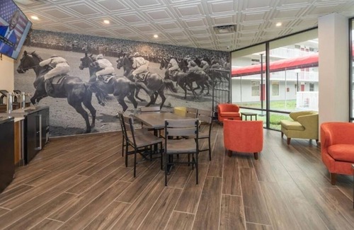 Ocala Hotel | King Suite at Equus Inn, Pet-friendly, Free Parking and Breakfast