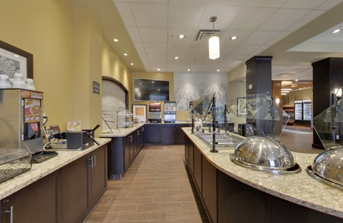Madison Condo | King Suite. Free Breakfast. Pool with a Slide. Great for Business Travelers!