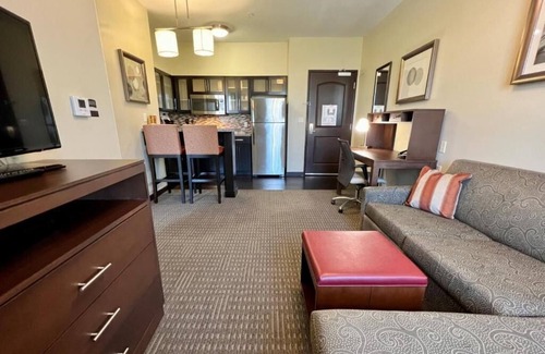 Bressi Ranch Condo | King Suite | Free Breakfast. Pool Access.