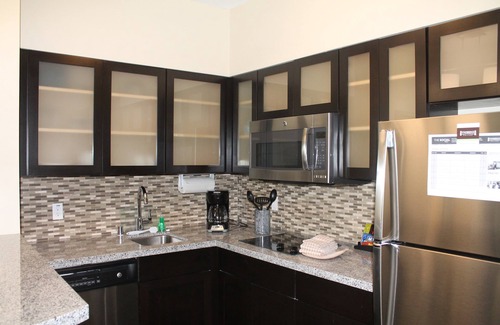 Bressi Ranch Condo | King Suite | Free Breakfast. Pool Access.