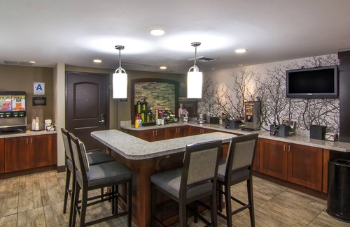 Bressi Ranch Condo | King Suite | Free Breakfast. Pool Access.