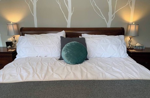 Creemore Bed & Breakfast | King Suite - Lower Level {summit Room}