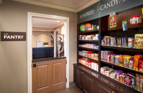 Fantasy Harbor Condo | King Suite Near the Sky Wheel | Free Hot Breakfast + Pool Access