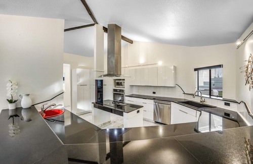 Kaneohe Villa | King Suite Oasis: Unwind with Jacuzzi & Bay Views (Unit B)n