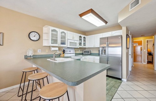Cedar Key Condo | King Suite * Waterfront Views * Dolphins * Kayak Launch * Boat Parking