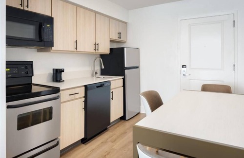 Westshore Hotel | King Suite with Outdoor Swimming Pool Perfect for Trips Near Tampa Attractions